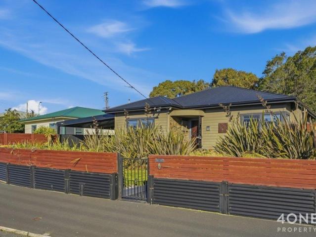 Versatile Family Living with Outstanding Entertaining Appeal