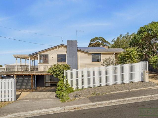 Versatile family living with Orielton Lagoon views