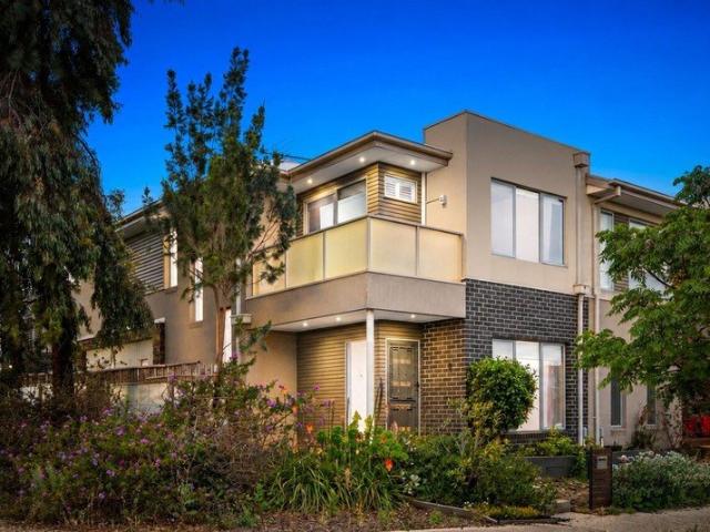 Versatile Family Living with a Self Contained Studio in a Prime Caroline Springs Location