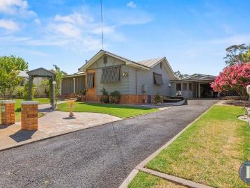 Versatile Family Living with Impressive Shedding and Entertainment Options
