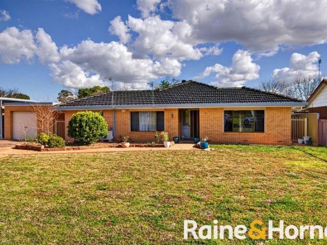 Versatile Family Living with Room for Everyone