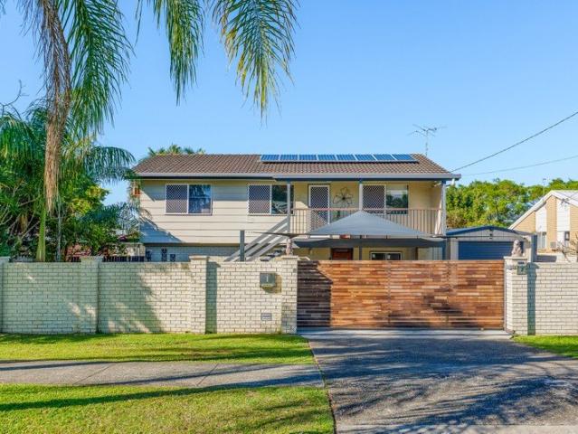Versatile Family Living with Room for Everyone!