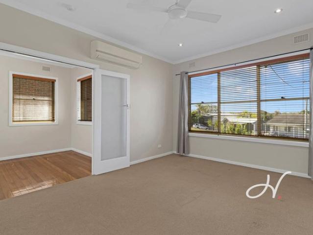 VERSATILE FAMILY LIVING WITH SEPARATE STUDIO SPACE!