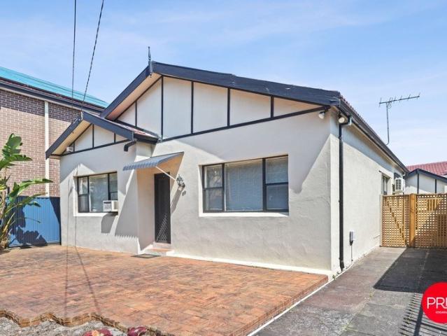 Versatile Family Living in a Highly Convenient Kingsford Location