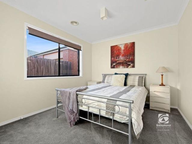 VERSATILE FAMILY LIVING IN A LIGHT FILLED SETTING