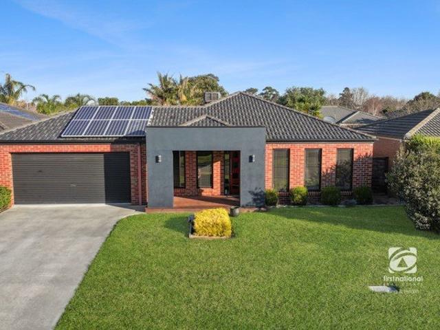 VERSATILE FAMILY LIVING IN A LIGHT FILLED SETTING