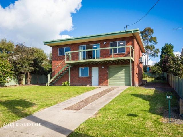 Versatile Family Living on a Generous 910m² Block