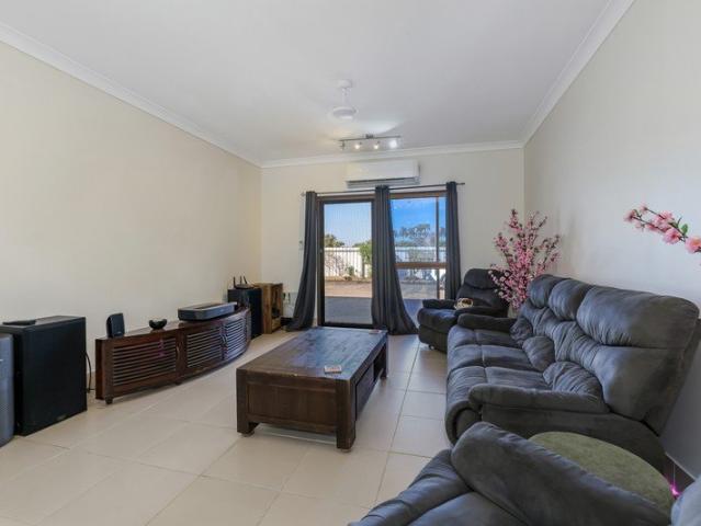 Versatile Floorplan Convenient Location!