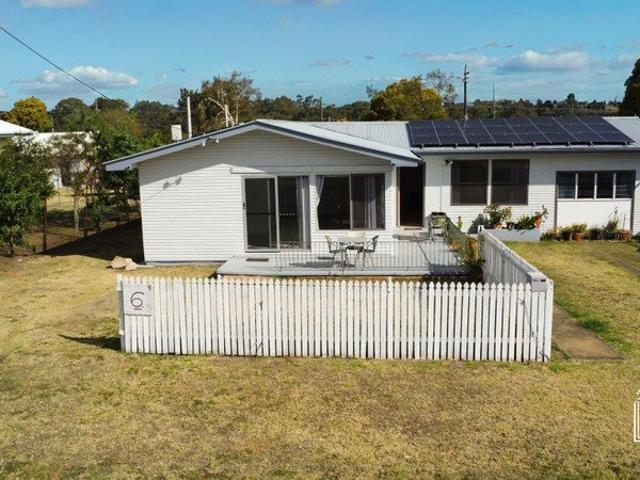 VERSATILE HOME WITH ADDITIONAL ACCOMMODATION ON 1,012m²
