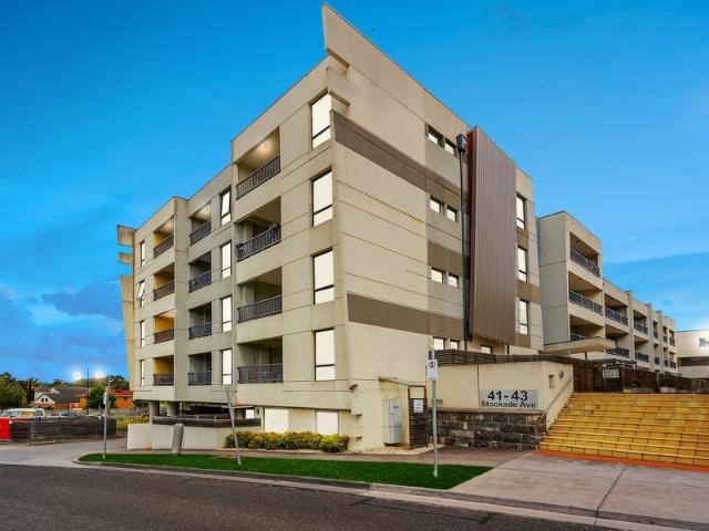 Versatile one bedroom apartment available now!