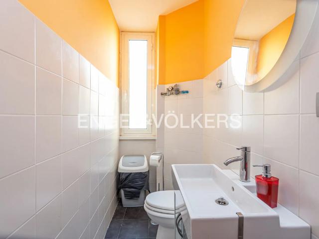 Versatile locale commerciale in zona Alberone