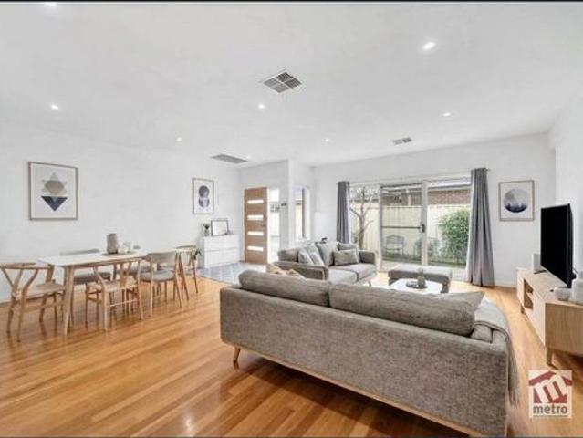 VERSATILE LIVING IN A CONVENIENT LOCATION!