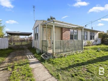 VERSATILE LIVING IN A SOUGHT AFTER LOCATION