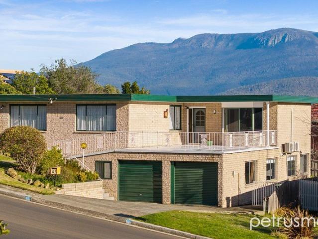 Versatile living in a prime Bellerive location