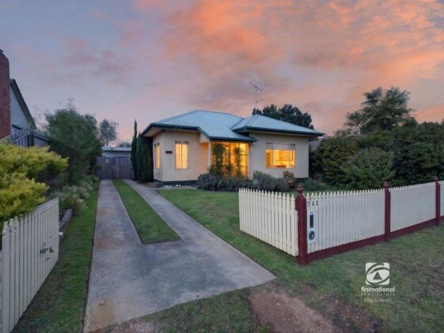 VERSATILE LIVING WITH OFFICE/BUNGALOW OPTION!