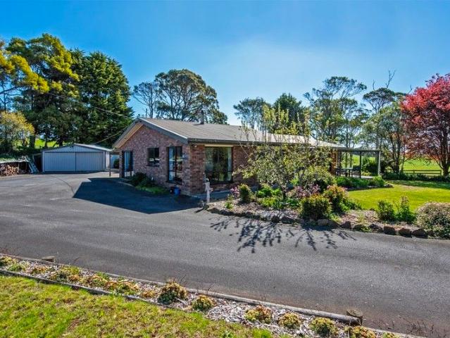Versatile Lifestyle Opportunity on 2 Hectares