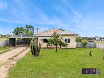 Versatile Lifestyle Property on Multiple Titles Edge of Town