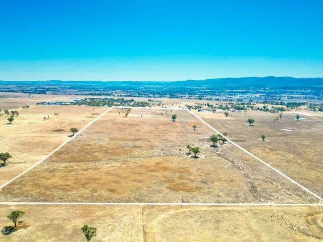 VERSATILE SMALL ACREAGE CLOSE TO TOWN