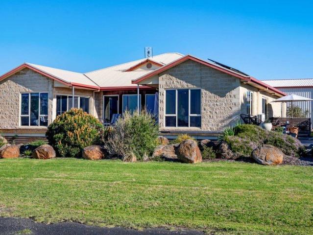 Versatile Property with Panoramic Ocean Views