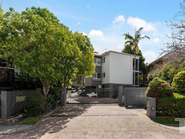 VERSATILE TOOWONG OPPORTUNITY | 3 BED | 2 BATH | 2 CAR |