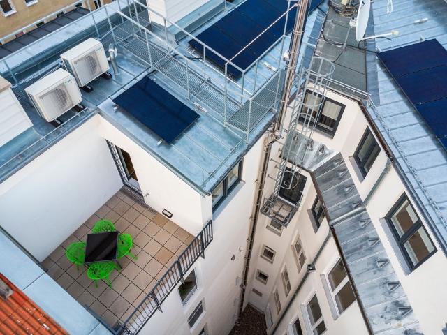 Versatile Viennese Altbau Apartment nearby the Vienna Exhibition Center with Space for Four, Vienna Amsterdam Apartments for Rent
