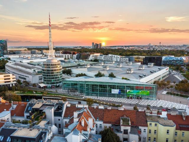 Versatile Viennese Altbau Apartment nearby the Vienna Exhibition Center with Space for Four, Vienna Amsterdam Apartments for Rent