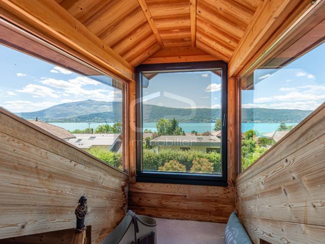Veyrier du Lac ? Maison rénovée de 219 m2 utiles avec vue panoramique sur le lac, terrain de 1 000 m2 et studi