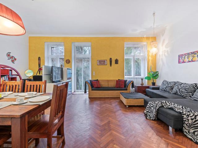 Vintage apartment with 2 bedrooms + garden, near Schönbrunn