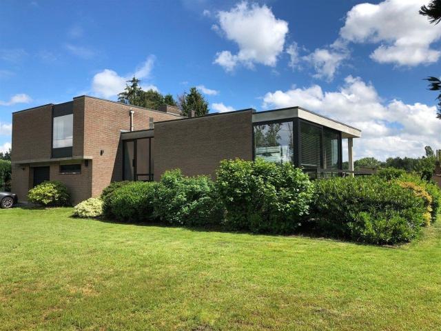 Vintage architect designed home surrounded by nature near th