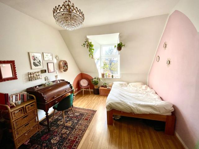 Vintage Boho Penthouse Perfect for Expatriate Families or Groups Serviced on Request, Munchen Amsterdam Apartments for Rent