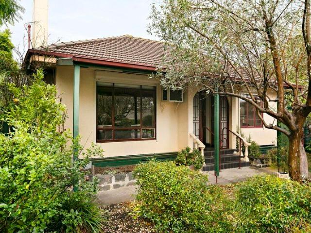 Vintage charm in verdant garden surrounds
