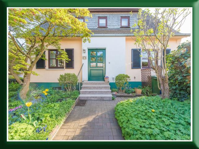 Vintage Villachen mit riesiger Garage, Autogrube, großer Südterrasse und großem Garten