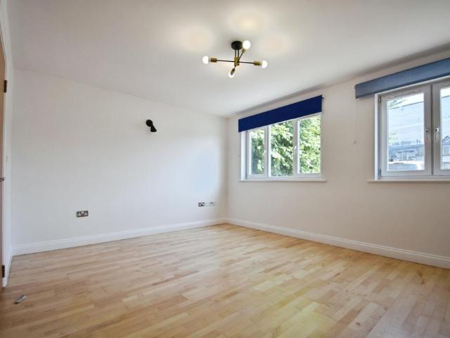Vincent Close Bromley BR2 2 bed flat to rent £1,850 pcm £427 pw