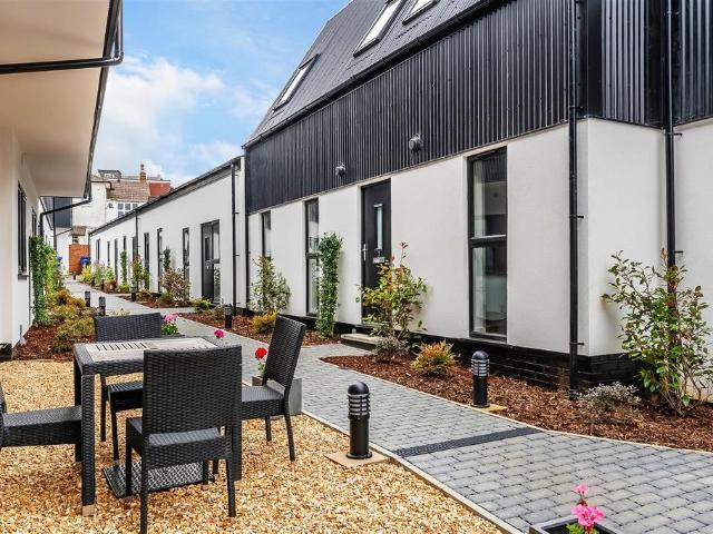 Vincent Walk, Dorking 1 bed apartment to rent £1,100 pcm £254 pw