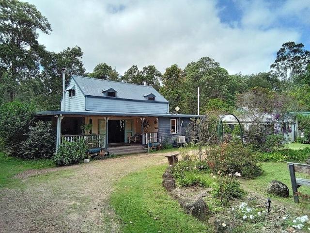 Vine Creek frontage, three dwellings and large shed