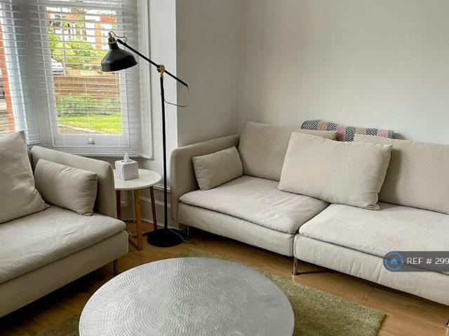 Vineyard Hill Road, London, SW19 1 bed flat to rent £1,700 pcm £392 pw