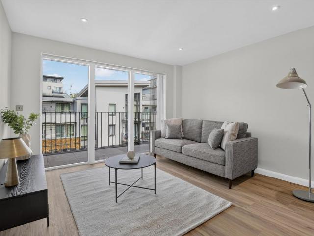 Violet Road, London E3 2 bed flat to rent £2,150 pcm £496 pw