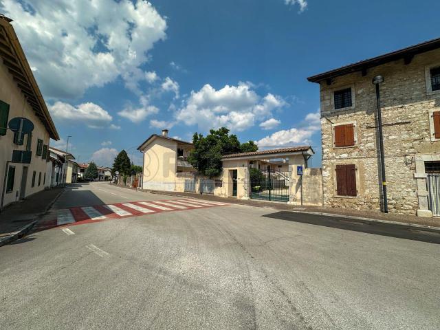 Via C. Battisti 20 5 vani 107mq