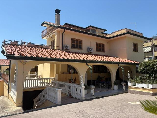 Via Colleferro 7 vani 350mq