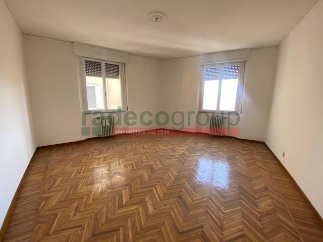 Via Cairoli 40 5 vani 200mq