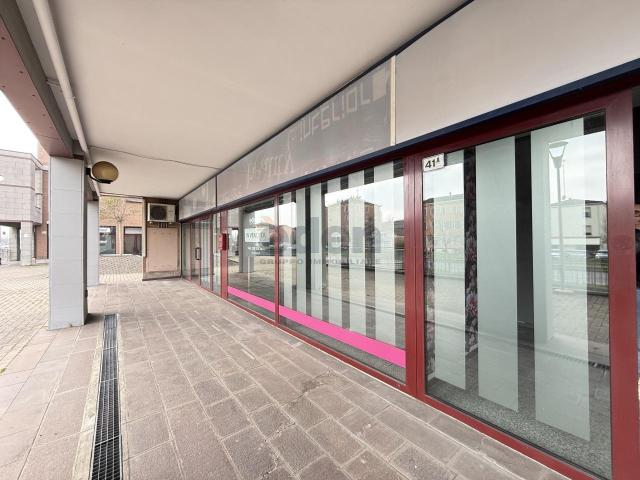 Via Carlo Zucchi 41 quadrilocale 103mq