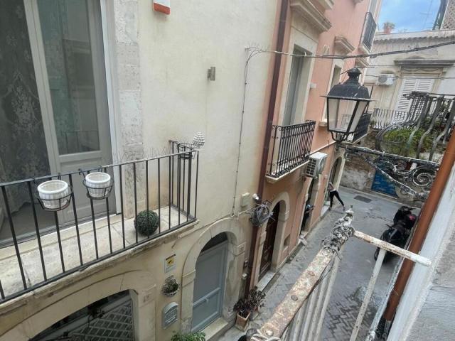 Via Carmelo Campisi 5 5 vani 120mq