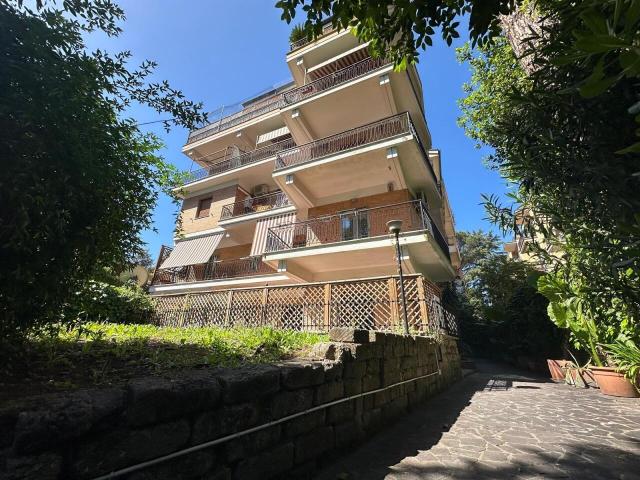 Via Cassia 859 trilocale 75mq