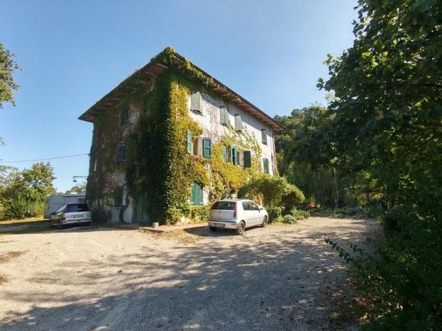 Via Castello 359 15 vani 500mq