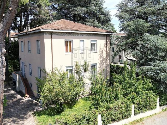 Via Castruccio Buonamici 14 vani 350mq