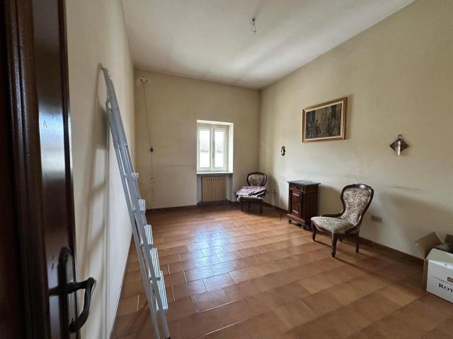 Via Cesare Battisti 7 vani 250mq