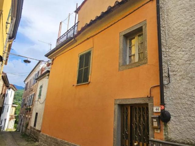 Via Chiesa San Terenzo 40 6 vani 142mq