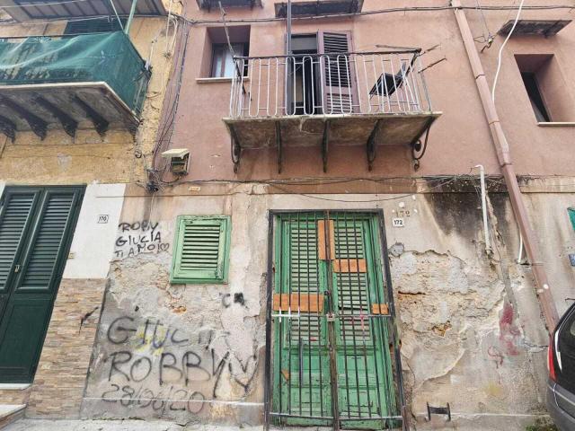 Via Crociferi 172 bilocale 52mq