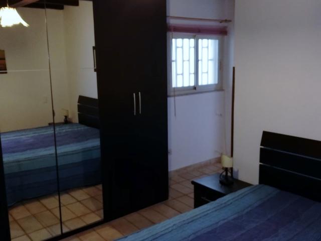Via Antonio Veneziano Via Dante in palazzina ristrutturata senza ascensore, appartamento composto da ingresso con porta blindata, cucina soggiorno, un vano letto, una cameretta, un servizio con vasca, lavanderia e ripostiglio. L'appartamento è arredato