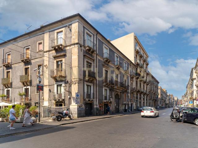 Via Antonino di Sangiuliano 185 8 vani 212mq